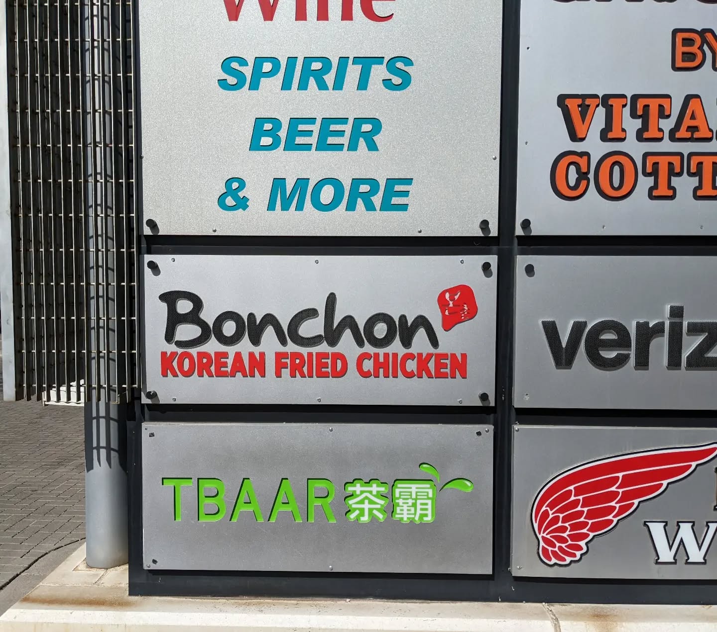 We made some monument faces for a new Bonchon Korean Fried Chicken for @signdealz
#bartonsignfab #coloradosigncompany #buildingourlegacy #smallbusiness #signfabrication #signinstallation #makermatt #familybusiness #makersgonnamake