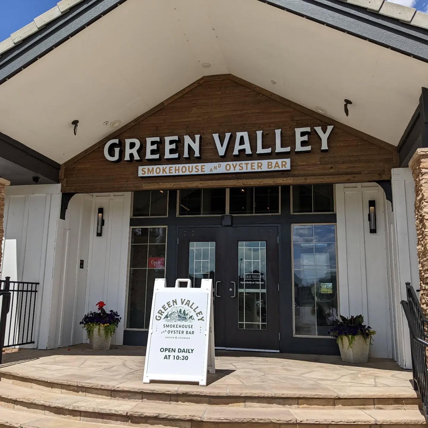 Lighted channel letter sign we built and installed for @fusionsignanddesign
#bartonsignfab #coloradosigncompany #buildingourlegacy #smallbusiness #signfabrication #signinstallation #makermatt #familybusiness #makersgonnamake #channelletter #ledsign