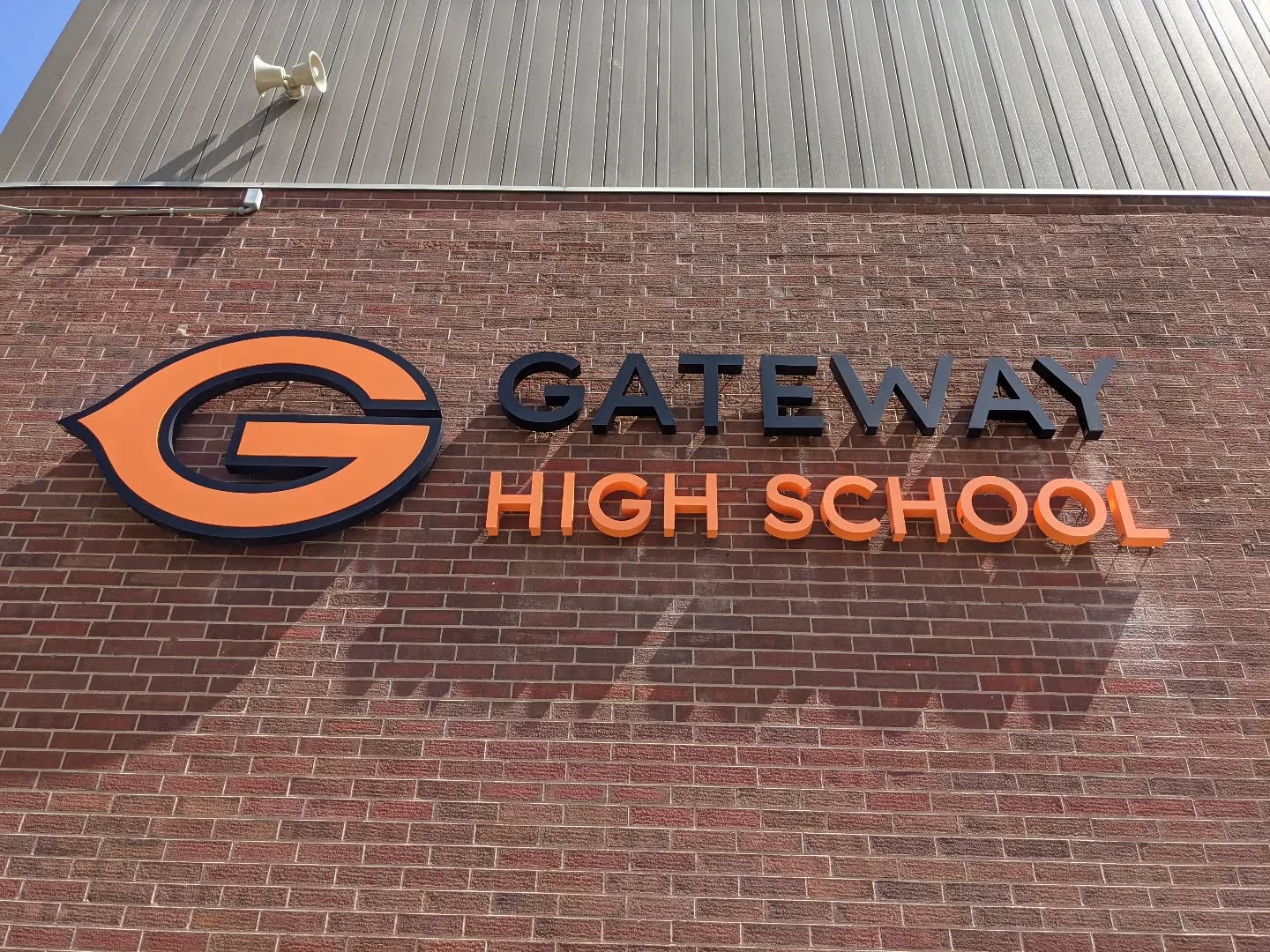 Reverse channel letters for a local school.
#bartonsignfab #coloradosigncompany #buildingourlegacy #smallbusiness #signfabrication #signinstallation #makermatt #familybusiness #makersgonnamake #laserwelder