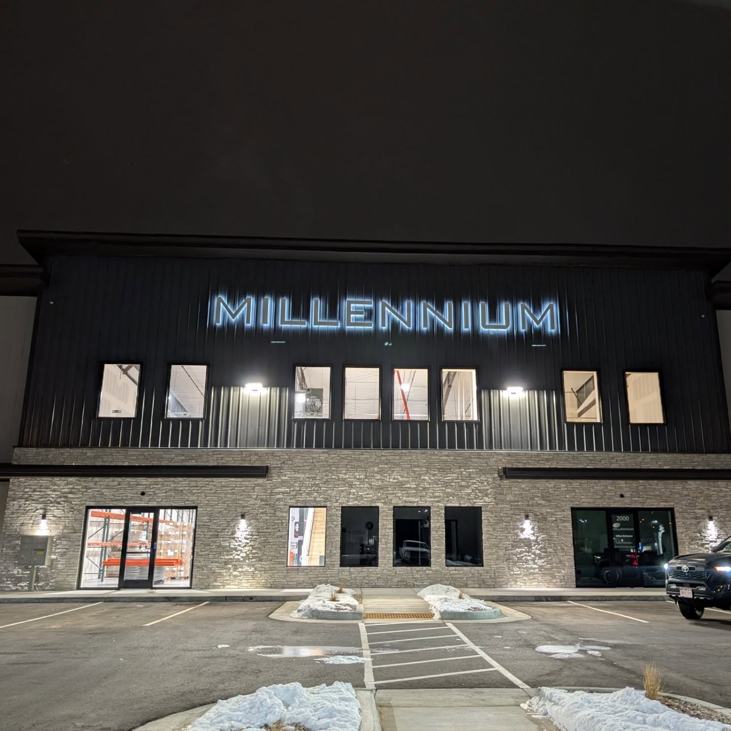 Reverse channel letters for @fastsignslongmont
#bartonsignfab #coloradosigncompany #buildingourlegacy #smallbusiness #signfabrication #signinstallation #makermatt #familybusiness #ledsign #matthewspaint #makersgonnamake #laserwelder