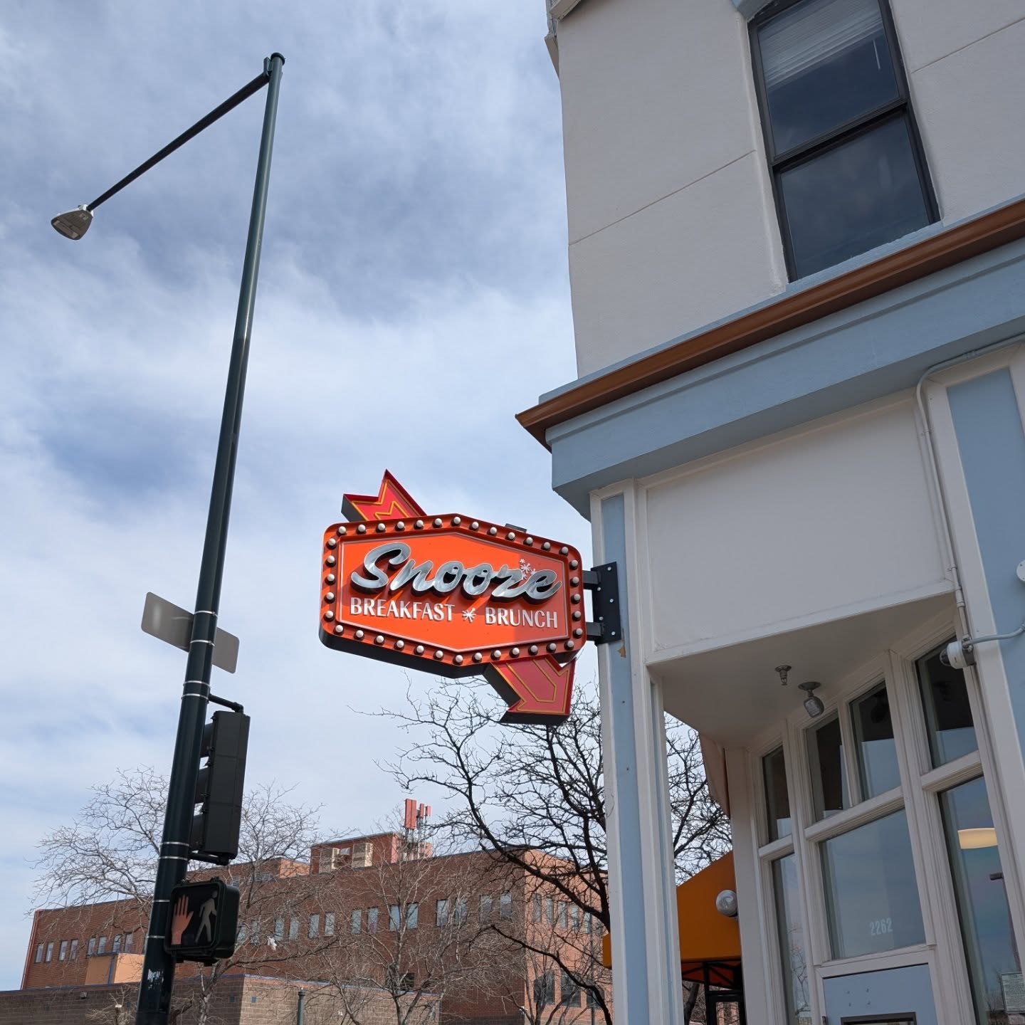 New sign for Snooze in Denver. Push-thru acrylic used to mimic neon.
#bartonsignfab #coloradosigncompany #buildingourlegacy #smallbusiness #signfabrication #signinstallation #makermatt #familybusiness #ledsign #matthewspaint #makersgonnamake #laserwelder #fanuci