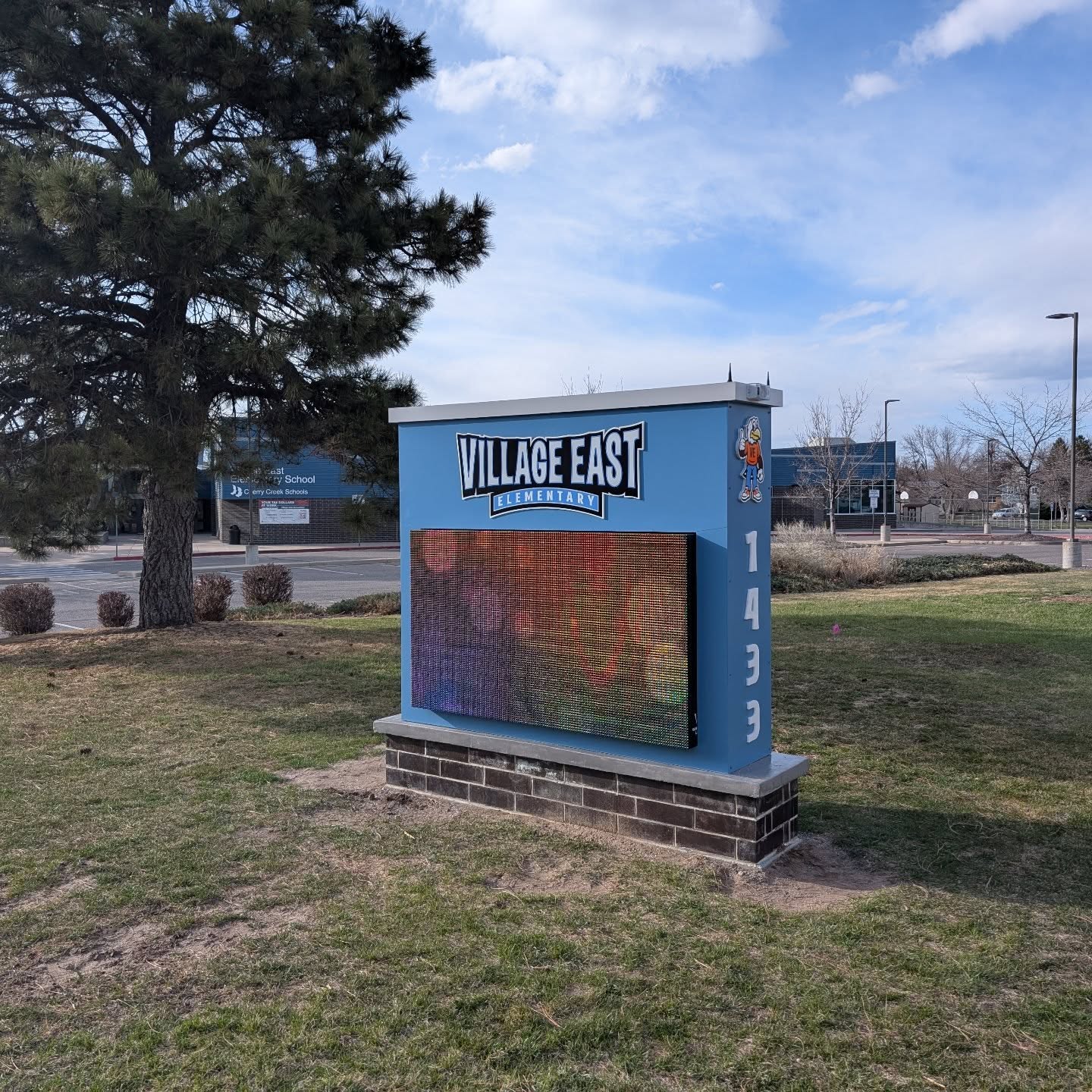 Local school sign we did for @fastsignsdtc with a vantageled message board
#bartonsignfab #coloradosigncompany #buildingourlegacy #smallbusiness #signfabrication #signinstallation #makermatt #familybusiness #ledsign #matthewspaint #makersgonnamake #laserwelder