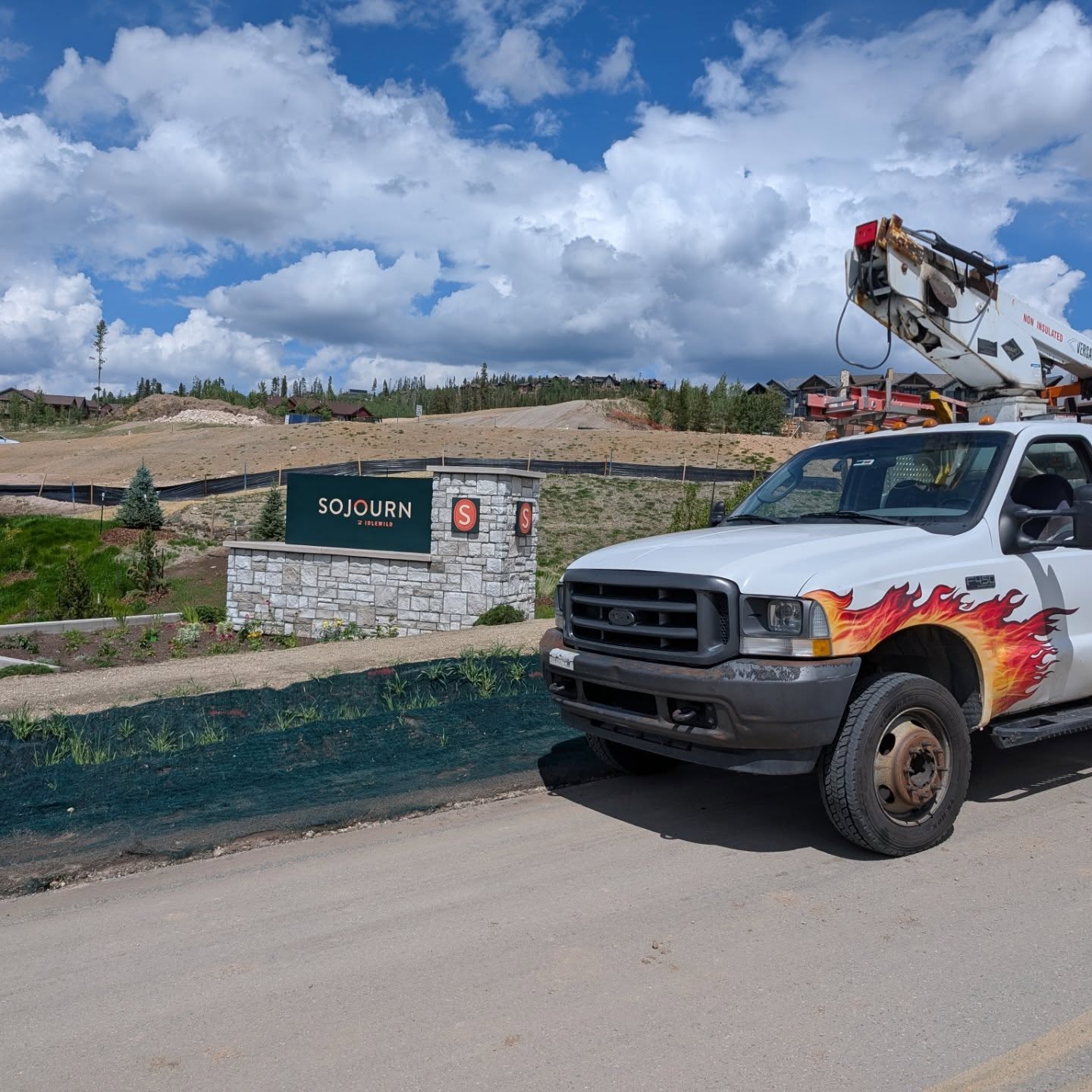 Sign for Sojourn in Winter Park. Push-thru acrylic lighted sign.
#bartonsignfab #coloradosigncompany #buildingourlegacy #smallbusiness #signfabrication #signinstallation #makermatt #familybusiness #ledsign #matthewspaint #makersgonnamake #laserwelder
